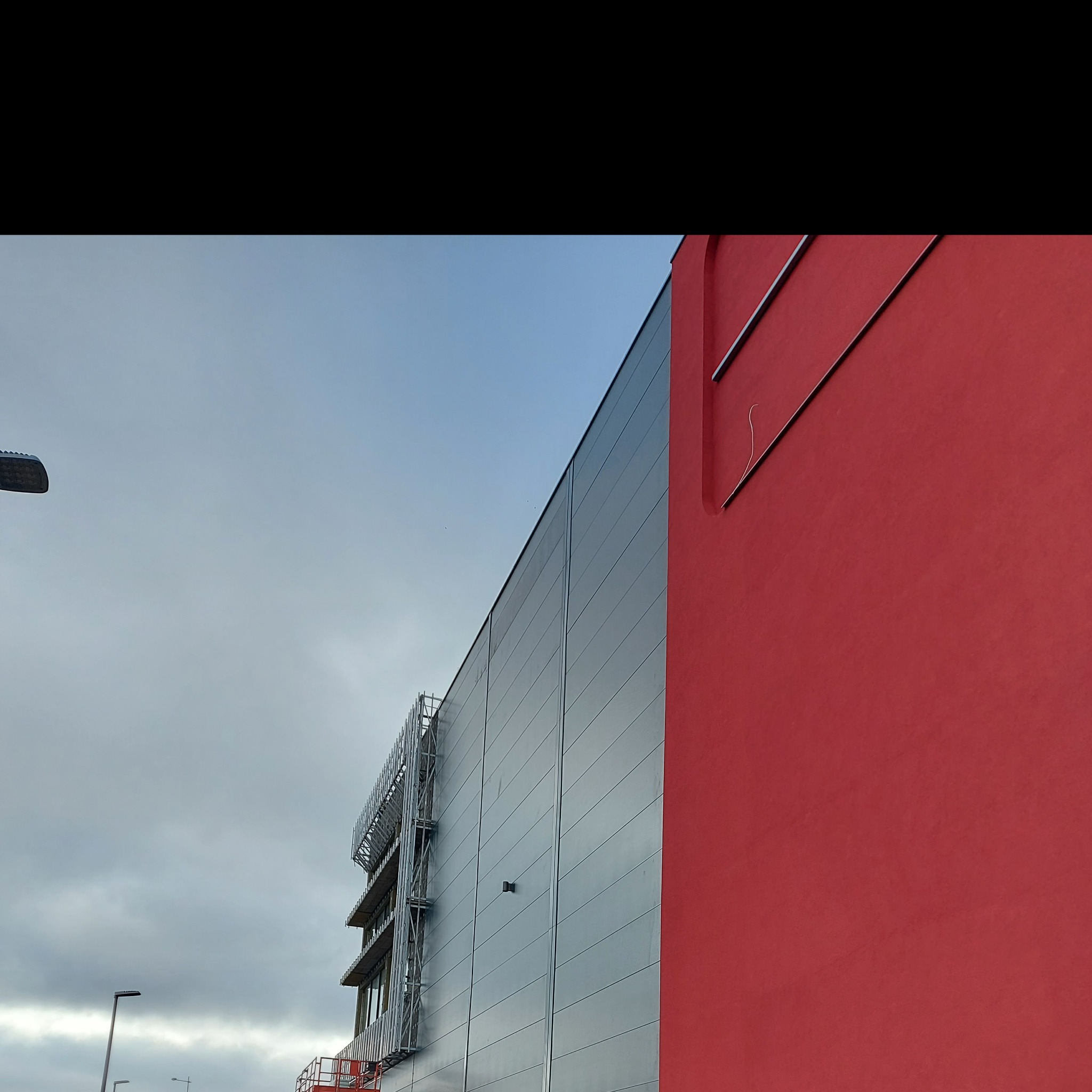 montaż elewacji projekt Less Mess Wrocław przechowalnie i skrytki bagażowe