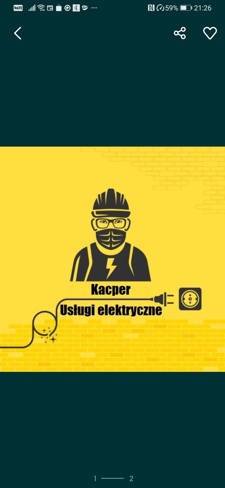 Grafika wektorowa przedstawiająca elektryka w kasku i masce, z symbolem błyskawicy na koszulce, nad napisem 'Kacper Usługi elektryczne', połączonego kablem z gniazdkiem elektrycznym na tle żółtej...