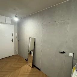 Beton dekoracyjny + drzwi ukryte