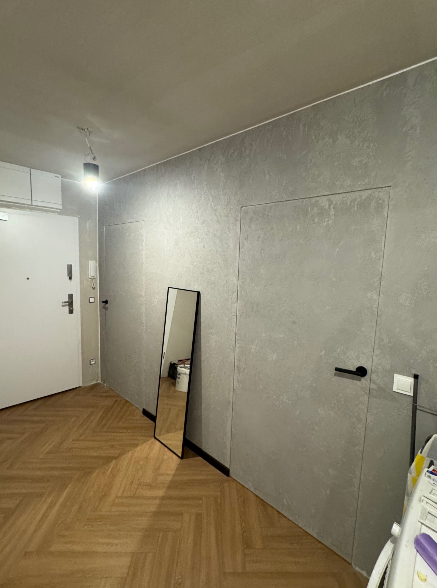 Beton dekoracyjny + drzwi ukryte