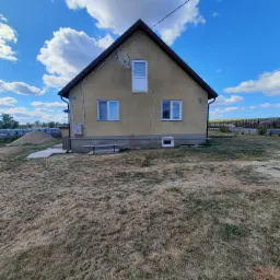 Wykonanie elewacji domu jednorodzinnego. Ocieplenie + położenie struktury