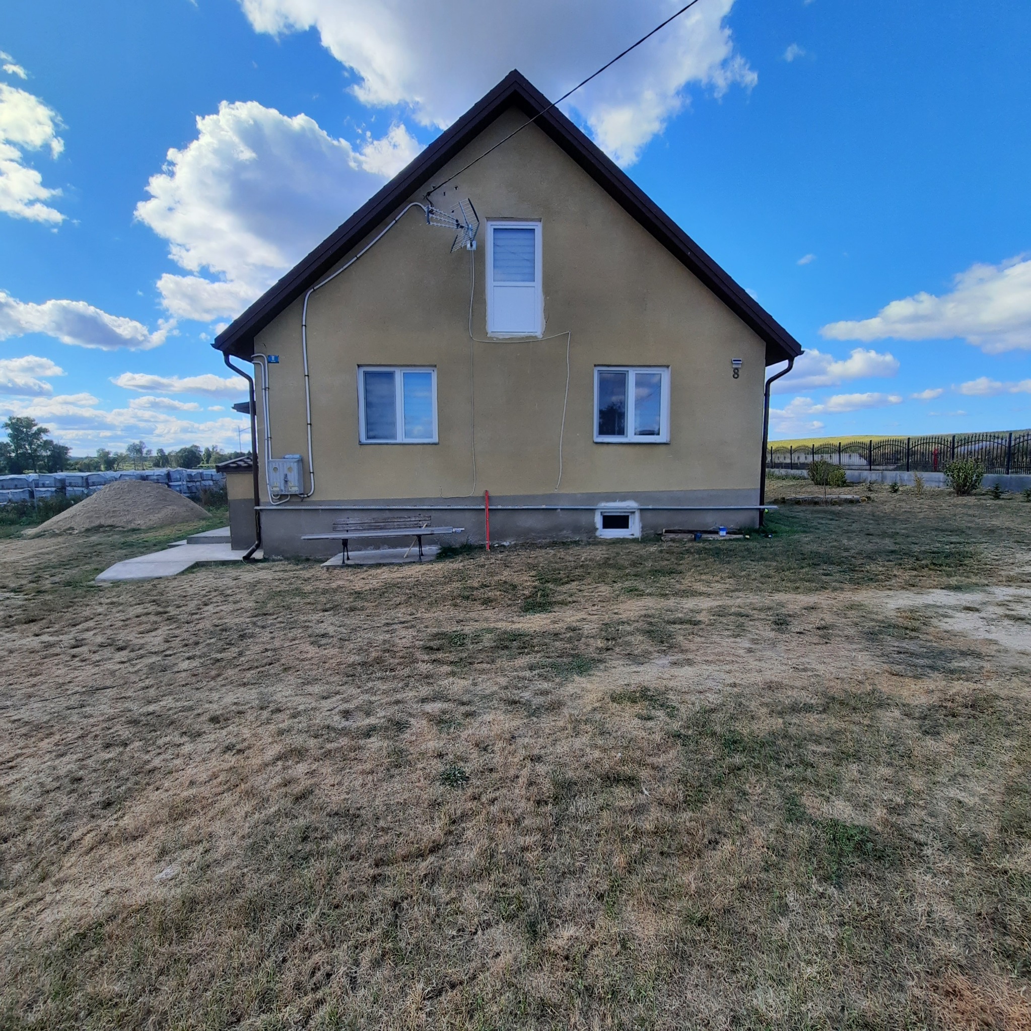 Wykonanie elewacji domu jednorodzinnego. Ocieplenie + położenie struktury