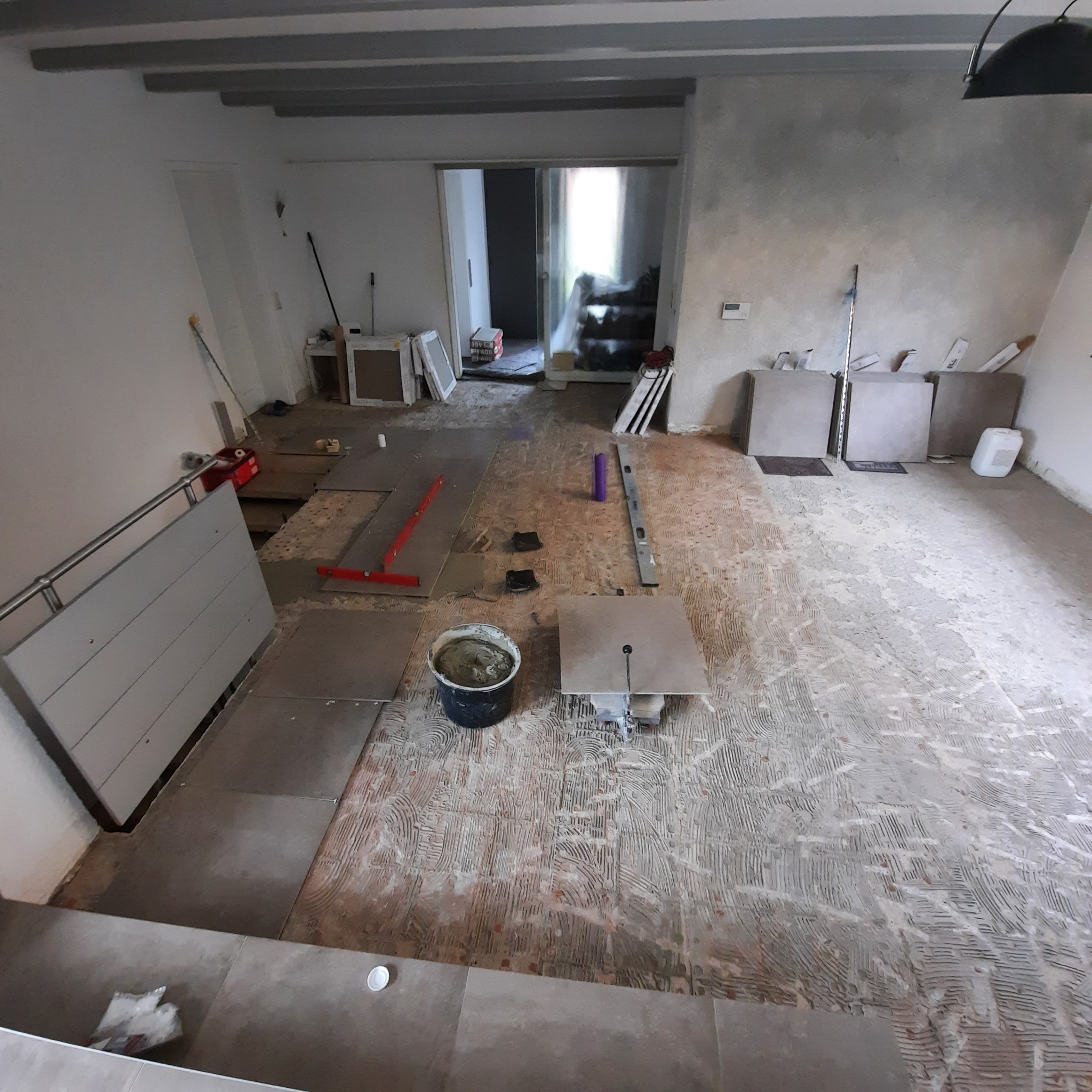 Salon Zerwanie starych płytek podłogowych i położenie nowych