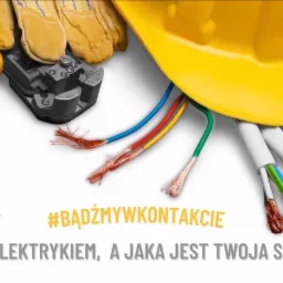 Żółty kask budowlany, rękawice robocze, nóż monterski, zaciskarka do kabli, obcięte kable elektryczne z kolorowymi izolacjami i logo firmy elektrycznej na białym tle.