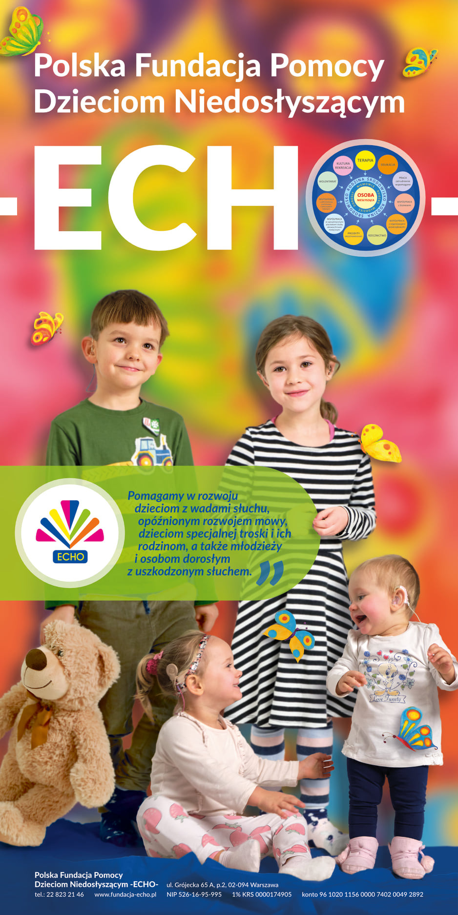 Plakat fundacji Polska Fundacja Pomocy Dzieciom Niedosłyszącym ECHO z uśmiechniętymi dziećmi, w tym dwoje z aparatami słuchowymi, pluszowy miś i motyle