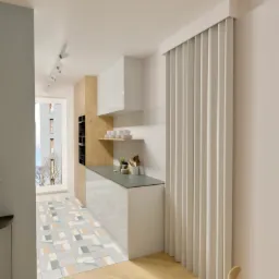 Wizualizacja nowoczesnej kuchni z białymi szafkami, drewnianym wykończeniem i wzorzystą podłogą, widok na okno z drzewem bez liści na tle budynku.