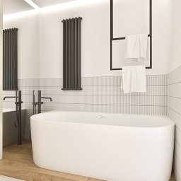 Projektowanie wnętrz Art Centrum Nieruchomości - Nowoczesna łazienka w minimalistycznym stylu z wolnostojącą białą wanną, grafitowymi grzejnikami drabinkowymi i wieszakiem na ręczniki, wykończona płytkami w pionowe paski i drewnopodobną podłogą.