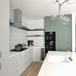 Projektowanie wnętrz Art Centrum Nieruchomości - Nowoczesna kuchnia z białymi szafkami i blatem, pionowe płytki na ścianie, drewniana podłoga, wisząca lampa z szklanymi kloszami, ekspres do kawy i wbudowana chłodziarka na wino.