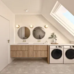 Jasna łazienka na poddaszu ze skośnym oknem dachowym, podwójna umywalka z drewnianą szafką, okrągłe lustra z oświetleniem punktowym, pralka i suszarka obok siebie, dekoracyjna tapeta w tle.