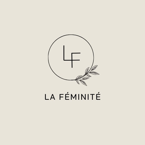 Eleganckie logo 'La Féminité' z inicjałami LF w okręgu ozdobionym gałązką na beżowym tle.