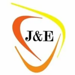 Logo firmy J&E otoczone abstrakcyjnymi elementami w kolorach pomarańczowym i żółtym na białym tle.