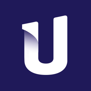 Stylizowana litera U w kolorze białym, z efektem zawinięcia rogu, na jednolitym, ciemnoniebieskim tle.