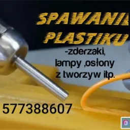 Narzędzie do spawania plastiku w zbliżeniu, spawanie elementu z tworzywa sztucznego, widoczne rękawice ochronne i numer telefonu kontaktowego.