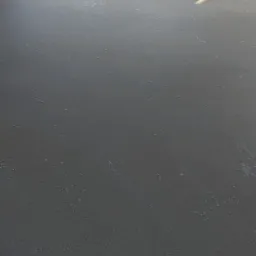 Świeżo wylana, gładka posadzka betonowa w jasnym pomieszczeniu z dużym oknem tarasowym, widoczne niedoskonałości powierzchni i cień rzucany przez ramę okienną.