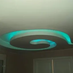 Spiralny sufit podwieszany z podświetleniem LED w kolorze turkusowym, widok z dołu, neutralne ściany i drzwi w tle.