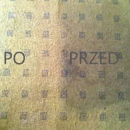 Fragment dywanu z wzorem w kwadraty, z widoczną różnicą w czystości między obszarem 'PRZED' a obszarem 'PO' czyszczeniu.