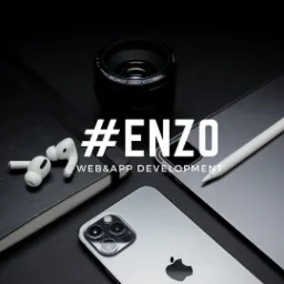 Aranżacja biurka z iPadem, iPhonem, słuchawkami AirPods, obiektywem aparatu i notatnikiem, na czarnym tle, z widocznym tekstem #ENZO WEB&APP DEVELOPMENT.