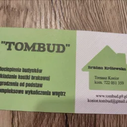 Wizytówka firmy budowlanej TOMBUD z informacjami kontaktowymi i zakresem usług: docieplenia budynków, układanie kostki brukowej, ogrodzenia od podstaw, kompleksowe wykończenia wnętrz, na tle...