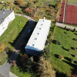 Powłoka hydroizolacyjna na dachu pokrytym papą.