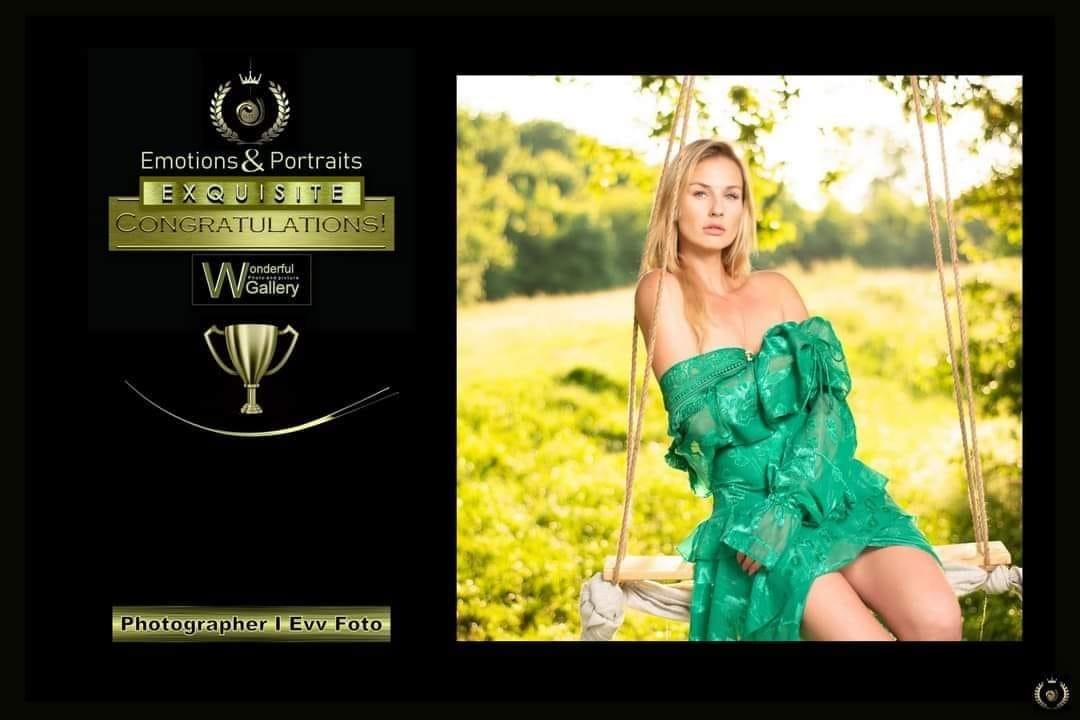 Portret kobiety w zielonej sukience bez ramiączek, siedzącej na huśtawce na tle zielonej łąki, z logo fotografa po lewej stronie.