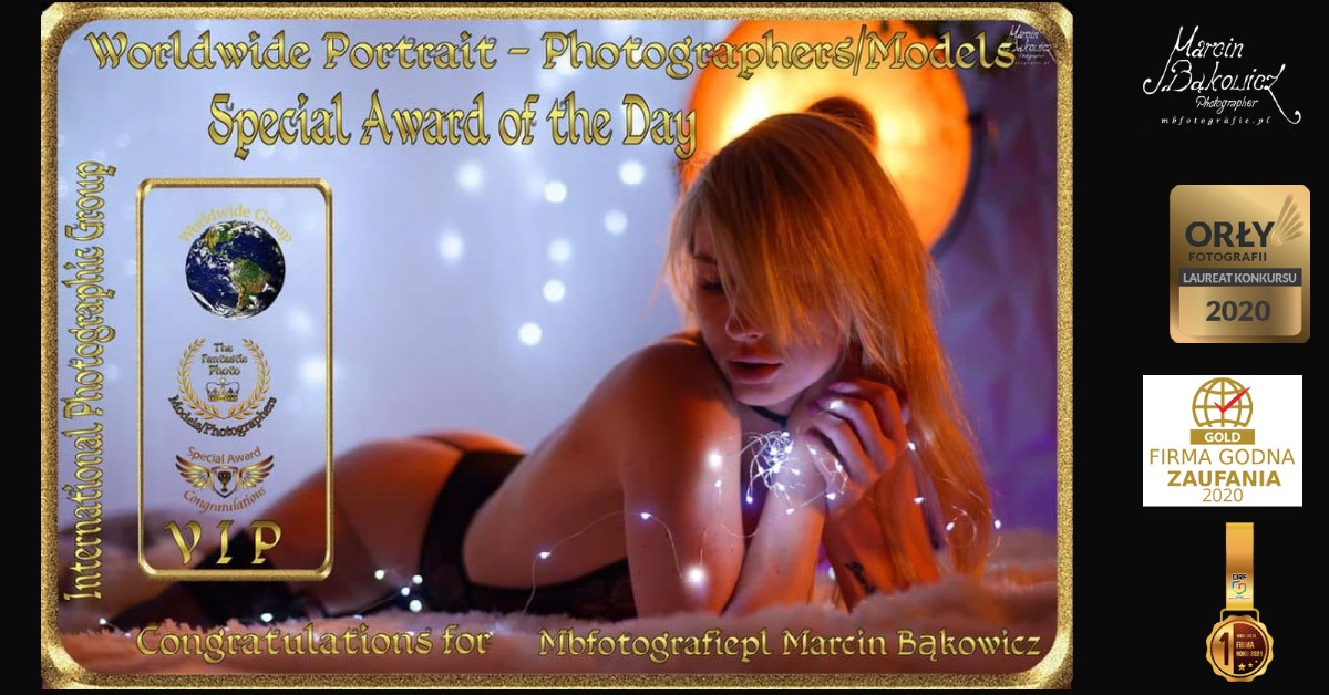 Kobieta w bieliźnie pozuje z lampkami choinkowymi, zdjęcie otoczone ramką z nagrodami fotograficznymi i logo fotografa.