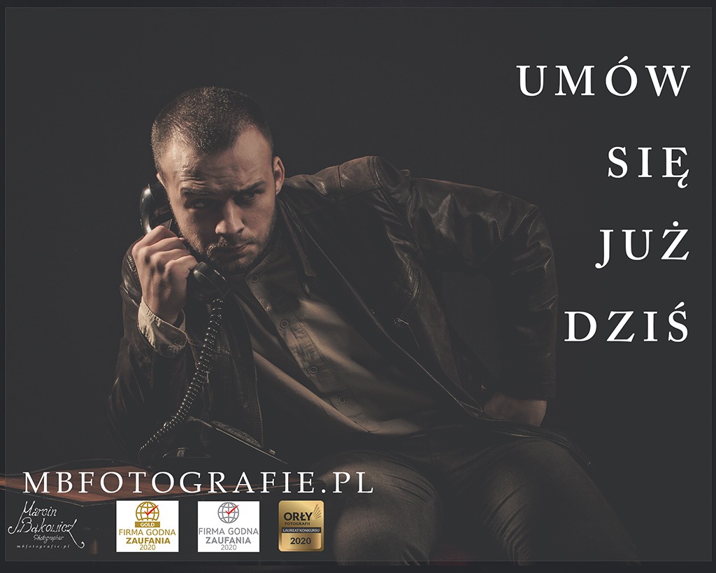 Mężczyzna w skórzanej kurtce rozmawia przez czarny telefon stacjonarny w stylu retro. Na dole logo fotografa i nagrody Firma Godna Zaufania 2020 i Orły Konkursu 2020.