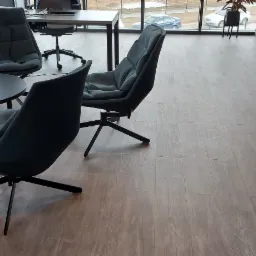 Panele winylowe- idealne do powierzchni biurowych. Jest to połączenie elegancji i komfortu. Inwestycja PW Hale w Ełku.