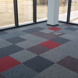 Bardzo ciekawy i odważny projekt kilku kolorów płytek dywanowych na powierzchni biurowej łącznie ponad 150m2.