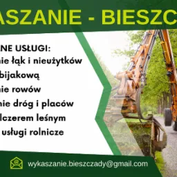 Reklama firmy z Bieszczad oferującej usługi wykaszania łąk i rowów, odśnieżania dróg i placów oraz usługi mulczerem leśnym, z pomarańczowym traktorem z zamontowanym ramieniem z kosiarką bijakową...