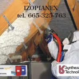 Pracownik w kombinezonie ochronnym aplikuje pianę na poddasze, widoczne krokwie i logo firmy IZOPANEX oraz Synthesia Technology.