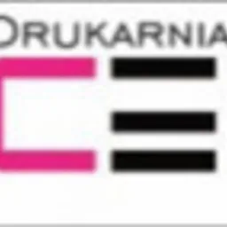 Logo drukarni CERIS z abstrakcyjnym symbolem w kolorze różowym i czarnym, obok nazwa firmy w kolorze różowym i czarnym.