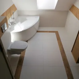 Nowoczesna łazienka na poddaszu z oknem dachowym, białe płytki z drewnopodobnym akcentem, narożna wanna i podwieszana toaleta.