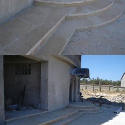 VLADISLAV RZHANSKY - Kamienne schody wejściowe do budynku, z widocznym fragmentem elewacji i terenu przed domem. Ułożona kamienna nawierzchnia, nieregularne kształty kamieni.