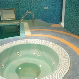 VLADISLAV RZHANSKY - Błękitna mozaika i jacuzzi w łazience. Wykończenie wnętrza z akcentem na relaks i wodne atrakcje. Płytki podłogowe z pomarańczowymi akcentami.