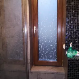 Wymiana szyby i klejenie foli ozdobnej.