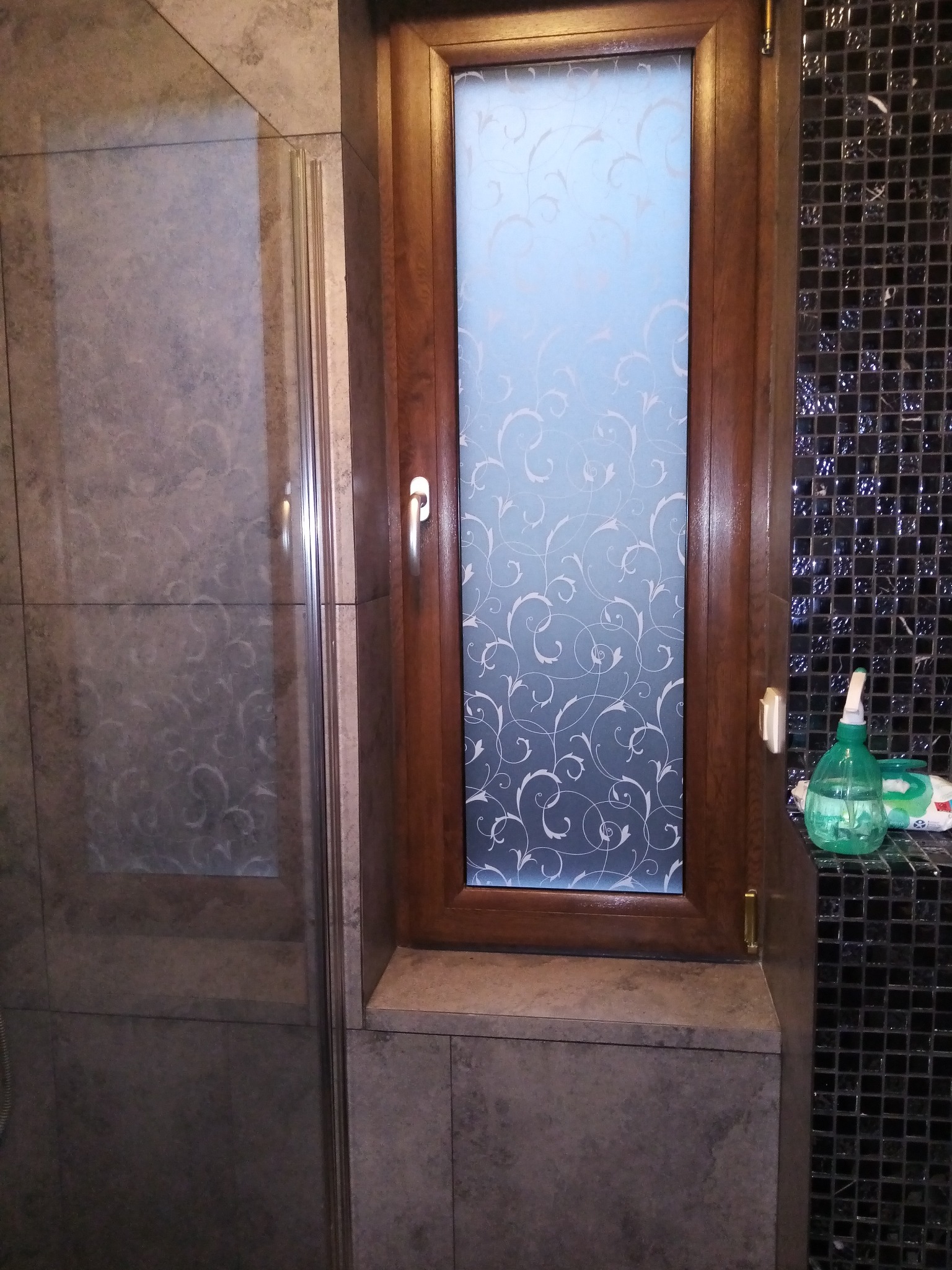 Wymiana szyby i klejenie foli ozdobnej.