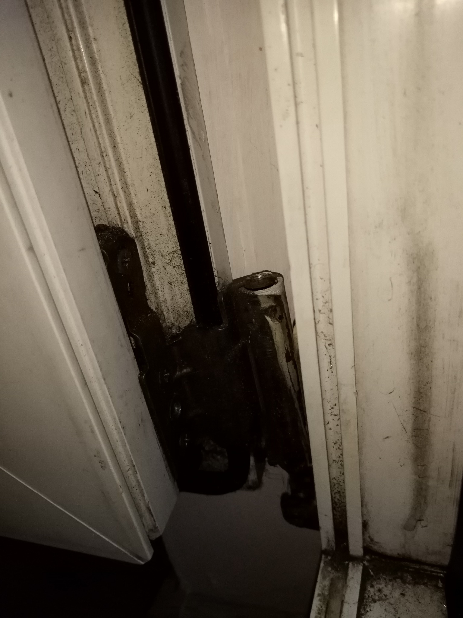 Przed wymiana pękniętego dolnego zawiasu okna.