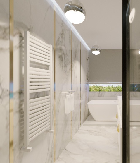 Nowoczesna łazienka z marmurowymi ścianami, grzejnikiem drabinkowym, wolnostojącą wanną i okrągłymi lampami sufitowymi, widok z perspektywy drzwi kabiny prysznicowej.
