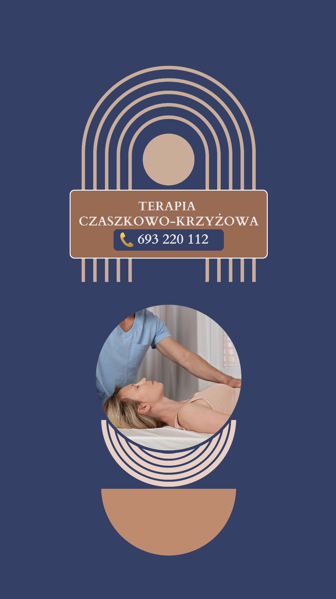 Grafika z kobietą poddawaną terapii czaszkowo-krzyżowej. Widoczny terapeuta w niebieskiej koszulce. U góry napis 'Terapia czaszkowo-krzyżowa' i numer telefonu.