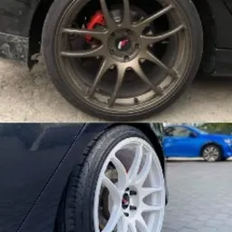 Porównanie dwóch felg aluminiowych: górna w kolorze brązowym z widocznym czerwonym zaciskiem hamulcowym, dolna biała, obie zamontowane na samochodach.