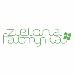 Zielone logo firmy z nazwą 'zielona fabryka' napisaną cienką, połączoną linią i symbolem czterolistnej koniczyny w prawym górnym rogu.