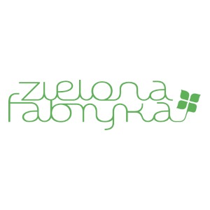 Zielone logo firmy z nazwą 'zielona fabryka' napisaną cienką, połączoną linią i symbolem czterolistnej koniczyny w prawym górnym rogu.