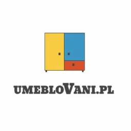 Logo firmy UMEBLOVaNI.PL przedstawiające abstrakcyjną szafę z kolorowymi frontami: żółtym, niebieskim i czerwonym. Minimalistyczny design na białym tle.