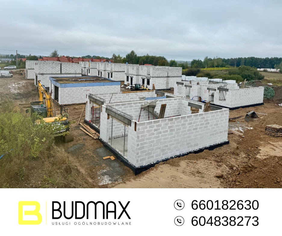 Budowa osiedla domów z bloczków betonu komórkowego w trakcie realizacji. Widoczna koparka i fundamenty kolejnych budynków. Całość na tle pochmurnego nieba.