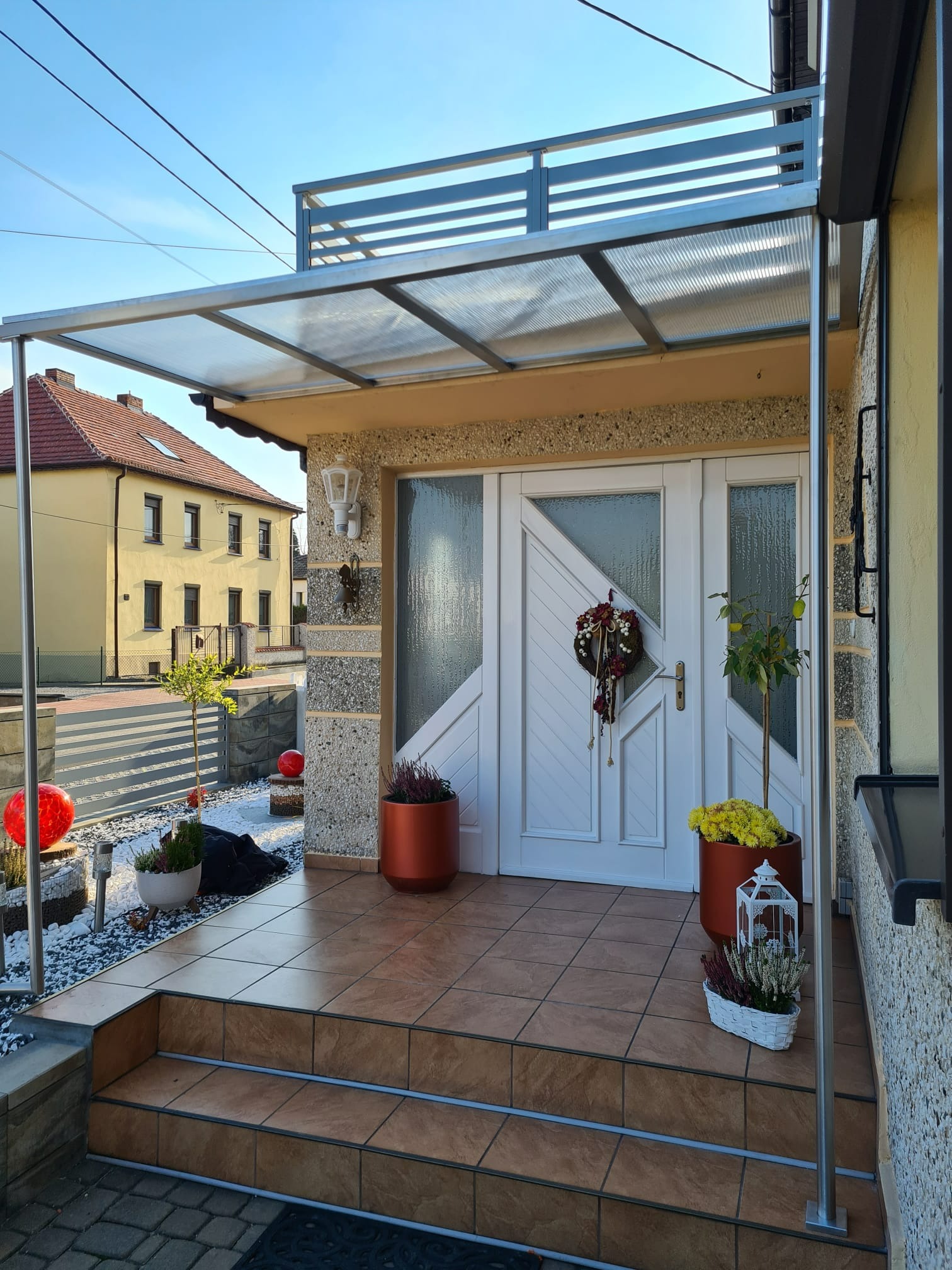 Zadaszenie z szczotkowanej stali nierdzewnej połączone z poliwęglanem