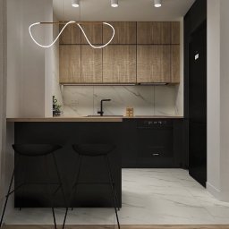 DOMZ Design - Nowoczesna kuchnia w odcieniach czerni i drewna z marmurowym backsplashiem, oświetlona designerską lampą, widok zza baru z dwoma czarnymi hokerami.