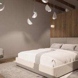 DOMZ Design - Nowoczesna sypialnia z łóżkiem kontynentalnym, drewnianą ścianą działową z okrągłymi lampami, dywanem w odcieniach szarości i niebieskiego oraz designerskimi lampami wiszącymi w kształcie łez.