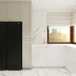 DOMZ Design - Wizualizacja nowoczesnej kuchni z czarną lodówką Samsung side-by-side, białymi szafkami z okrągłymi złotymi uchwytami, marmurową ścianą nad blatem i dużym oknem z drewnianą ramą, przez które wpada...