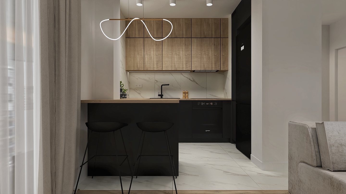 Nowoczesna kuchnia w odcieniach czerni i drewna z marmurowym backsplashiem, oświetlona designerską lampą, widok zza baru z dwoma czarnymi hokerami.