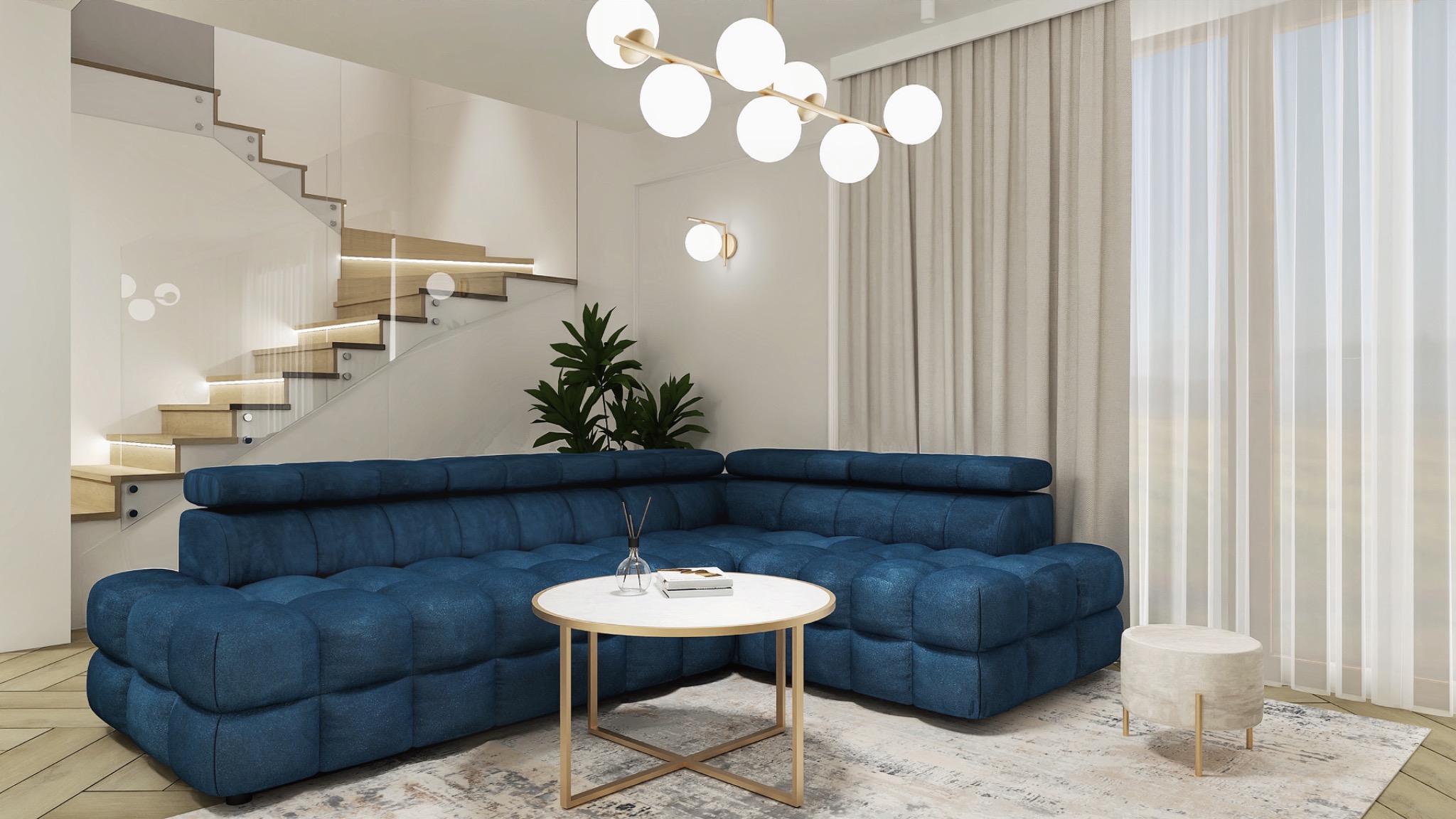 Salon z narożną sofą w kolorze niebieskim, okrągłym stolikiem kawowym z marmurowym blatem, oświetloną schodami i nowoczesnym żyrandolem kulistym.
